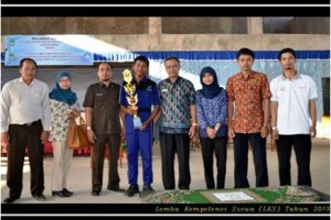 Jajaran SMK Japara berfoto bersama dengan salah seorang siswanya yang berprestasi.
